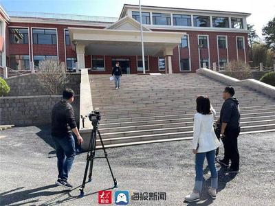 電影《支教島&middot;春風(fēng)》攝制組走進(jìn)青島啟迪中學(xué)!預(yù)計(jì)今年與觀(guān)眾見(jiàn)面