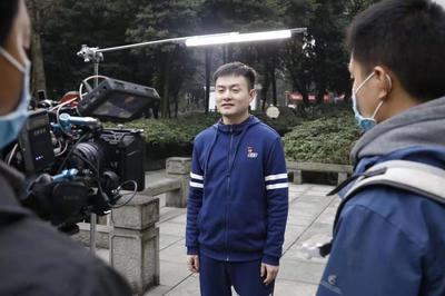 獻(xiàn)禮中國(guó)共產(chǎn)黨百年誕辰!百集紀(jì)錄微電影《初心》來(lái)大渡口區(qū)拍攝&ldquo;全國(guó)最美社區(qū)人&rdquo;