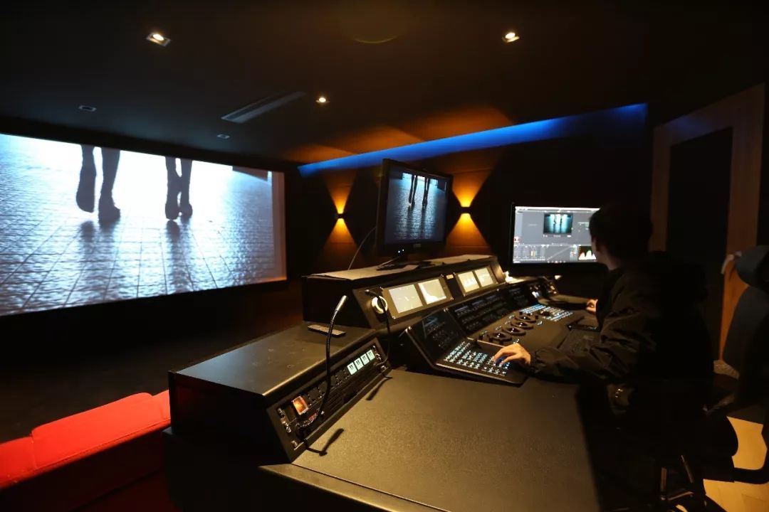 RGBworks Studio 以DaVinci Resolve及專業(yè)調(diào)色臺為核心，打造高端調(diào)色系統(tǒng)與電影制作生態(tài)